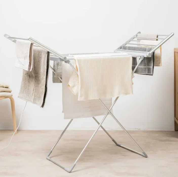 Taitettava sähkökäyttöinen pyykinkuivausteline siivillä, kosketusnäytöllä, ajastimella ja lämpötilansäädöllä